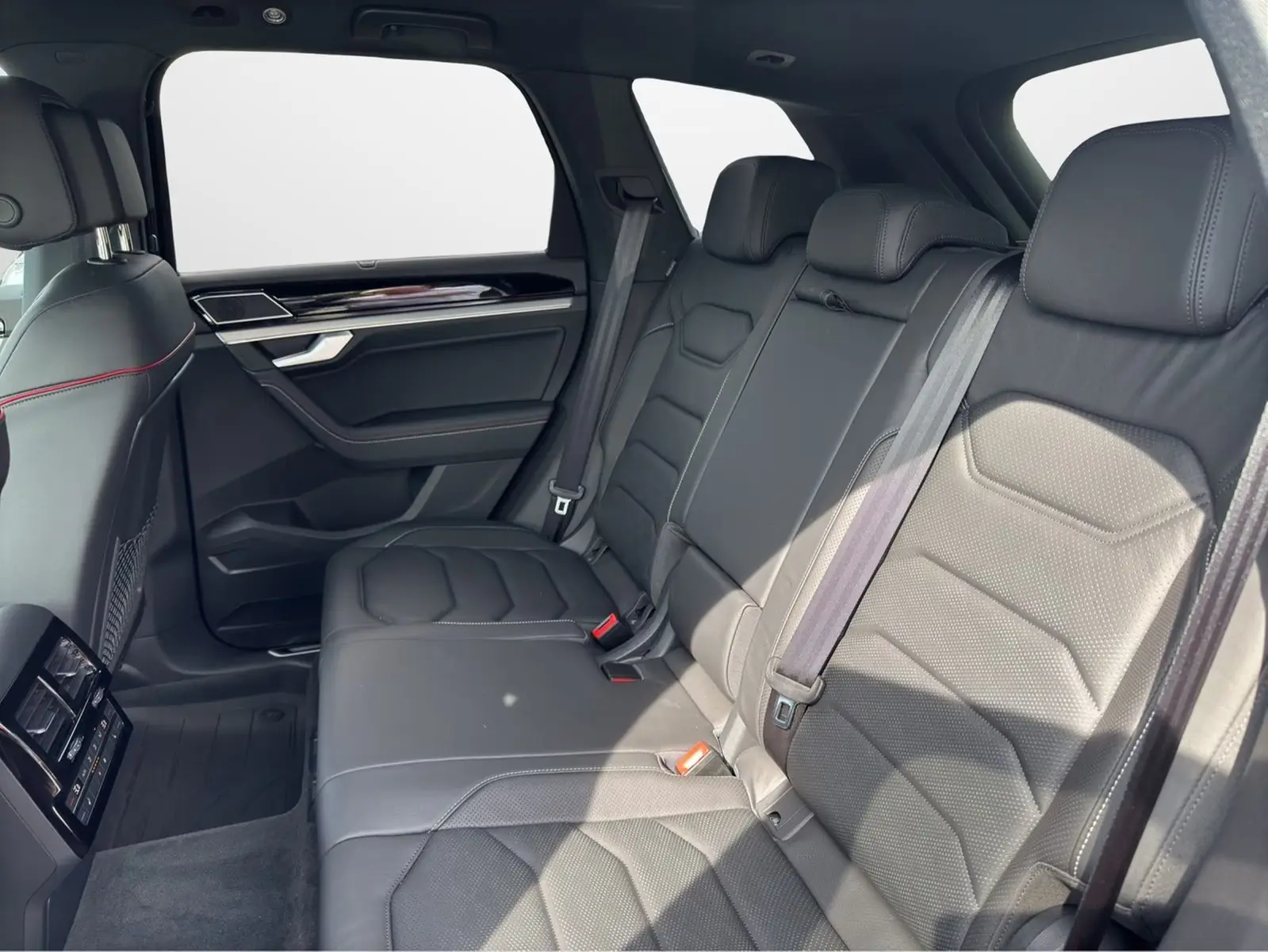 Volkswagen Touareg 3.0 TDI 4M R-Line Black Style Edition 20 – fotka 10