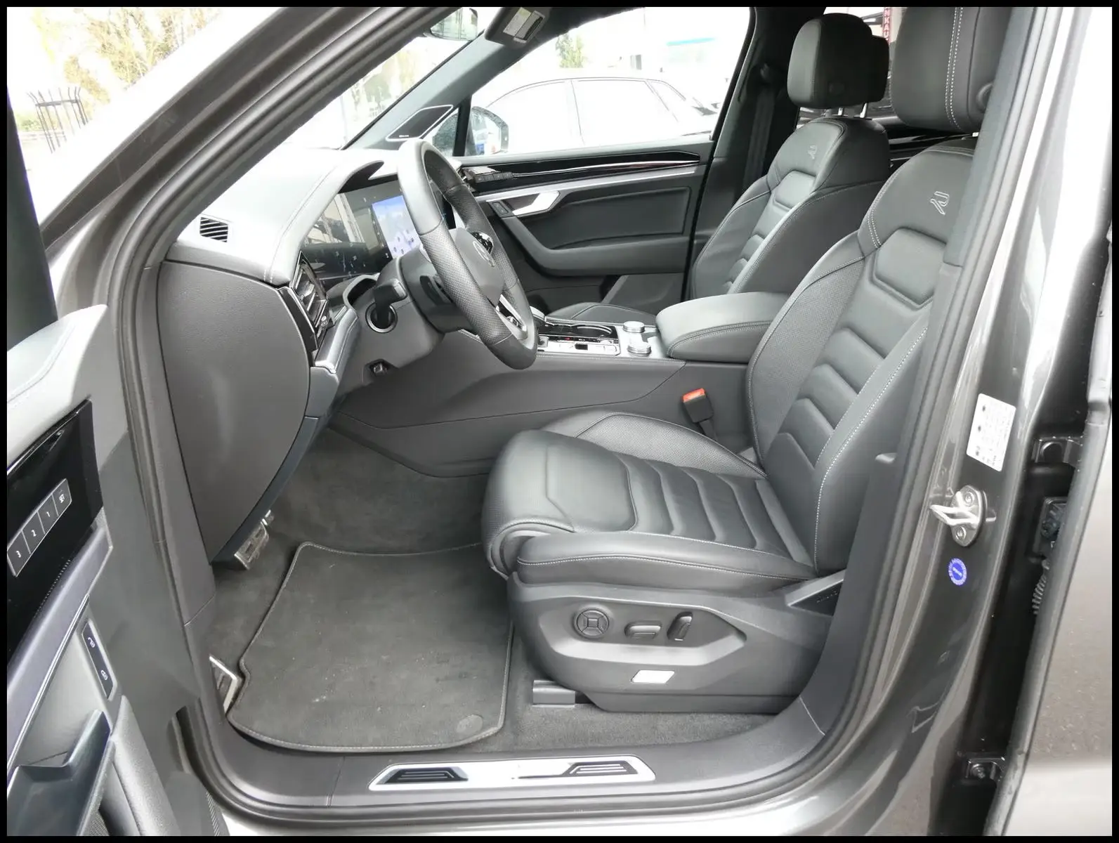Volkswagen TOUAREG 3.0 TDI R-LINE 4MOTION – fotka 9