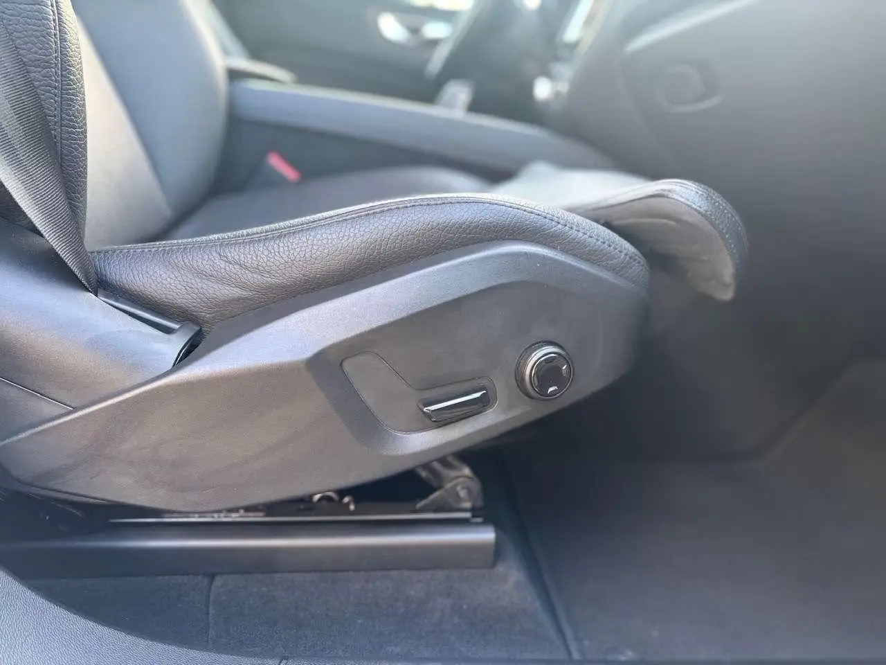 Volvo XC60 B4 D Geartronic Momentum Pro – fotka 11