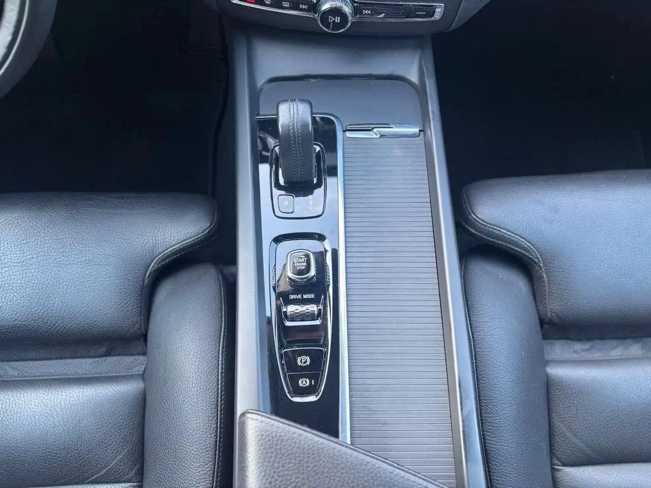 Volvo XC60 B4 D Geartronic Momentum Pro – fotka 13