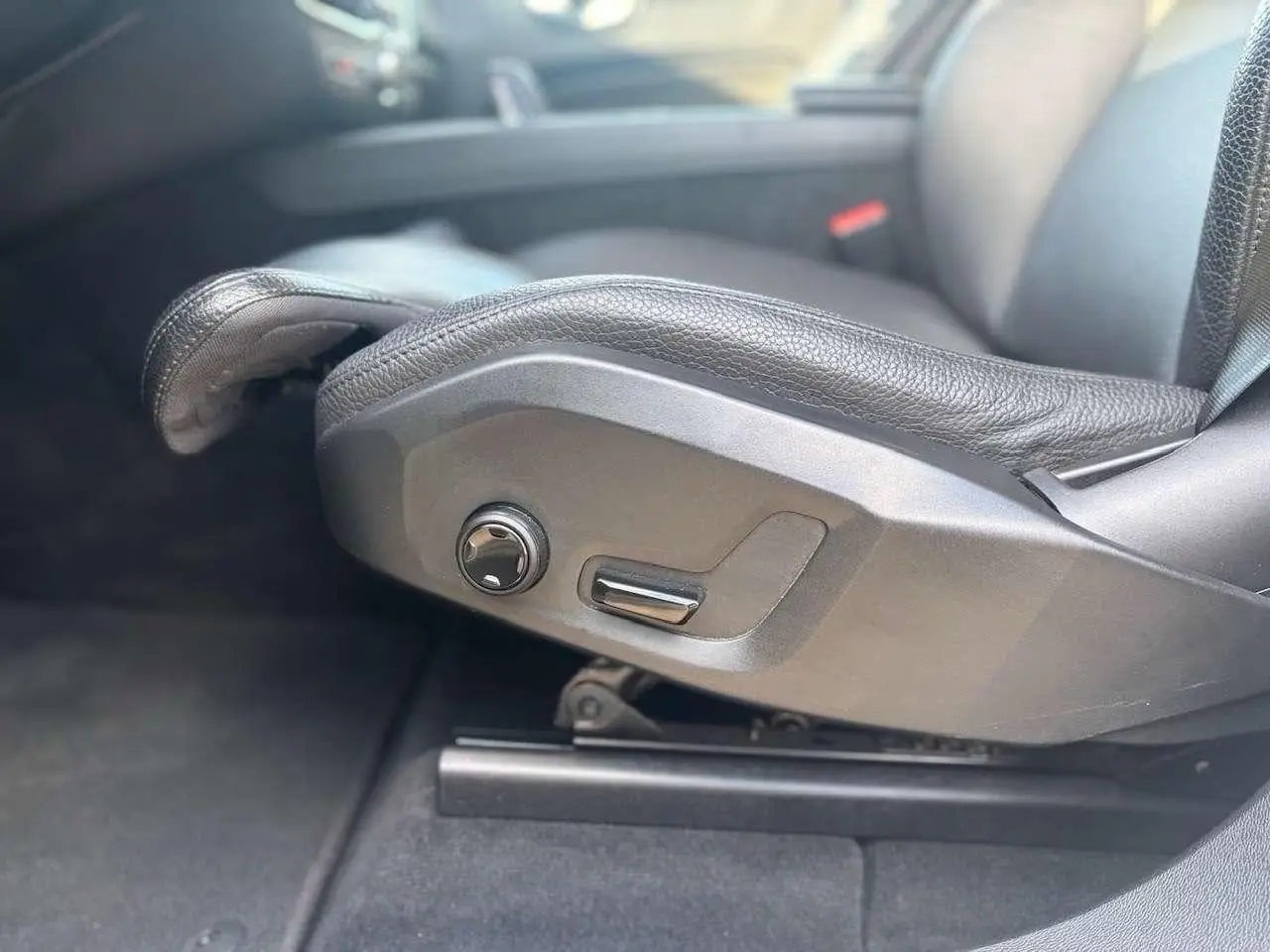 Volvo XC60 B4 D Geartronic Momentum Pro – fotka 18