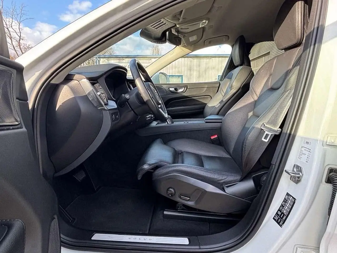Volvo XC60 B4 D Geartronic Momentum Pro – fotka 20