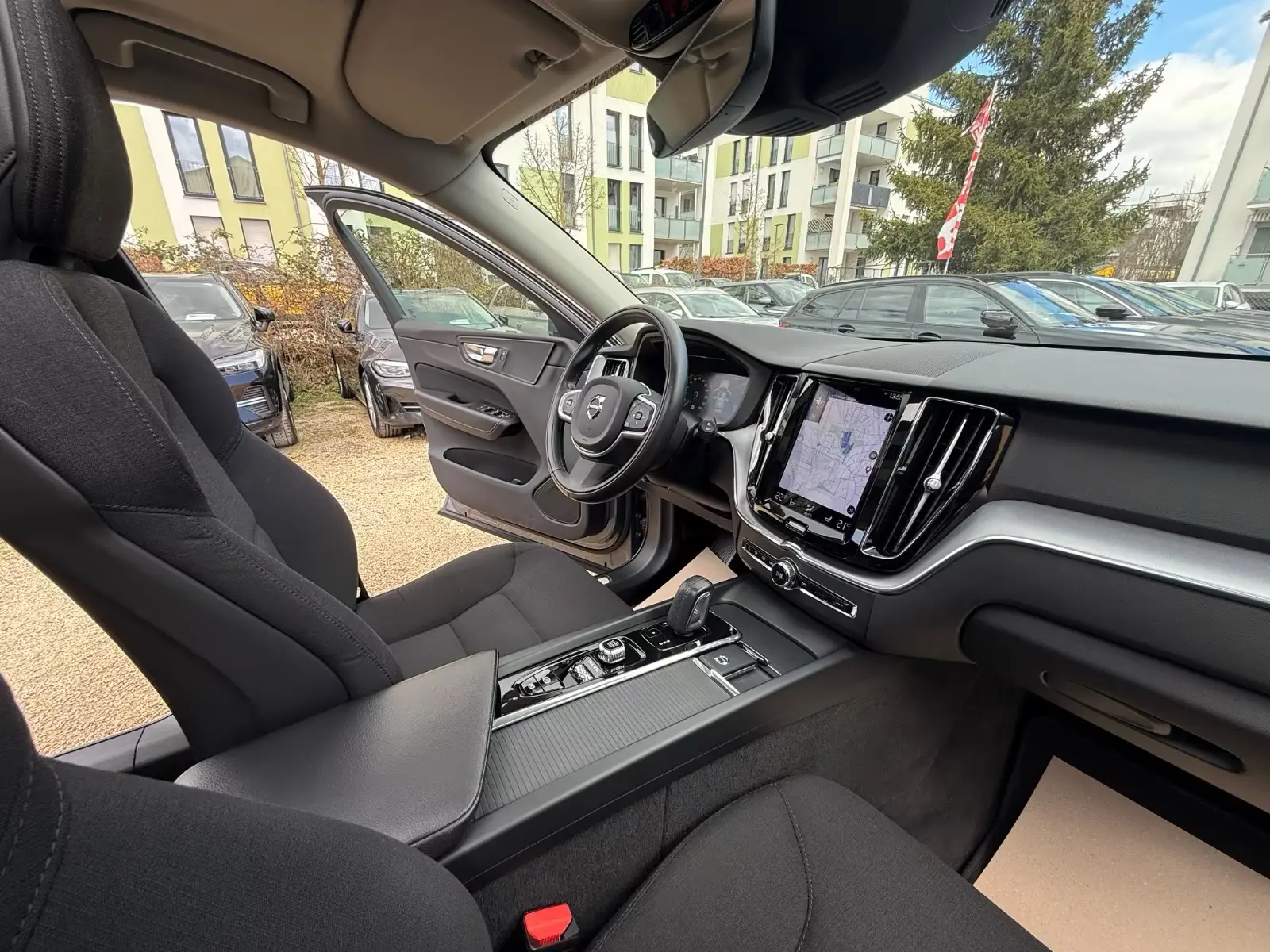 Volvo XC60 Momentum Pro – fotka 8