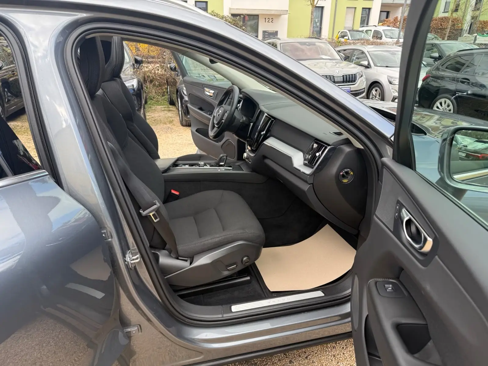Volvo XC60 Momentum Pro – fotka 10