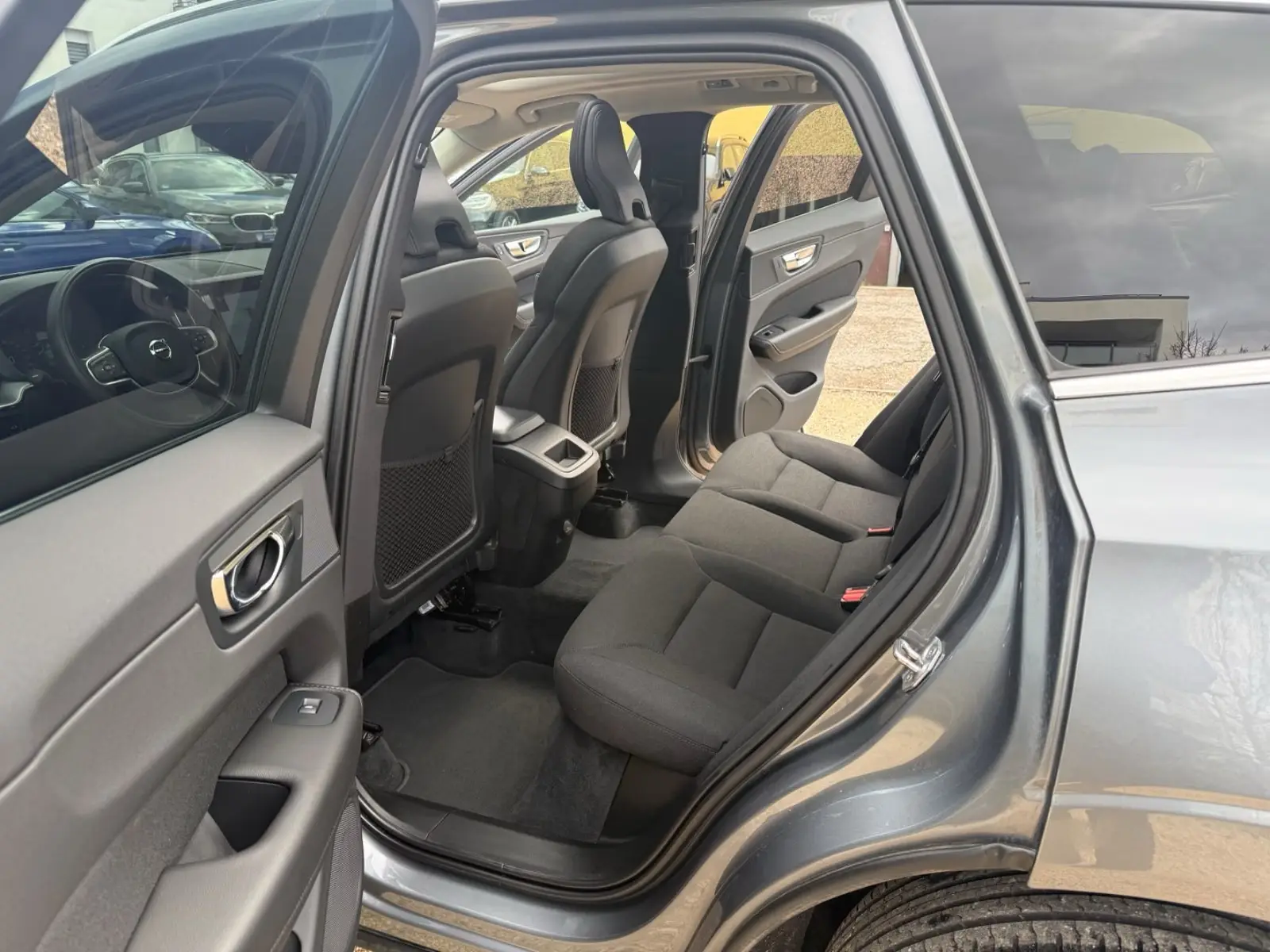 Volvo XC60 Momentum Pro – fotka 11