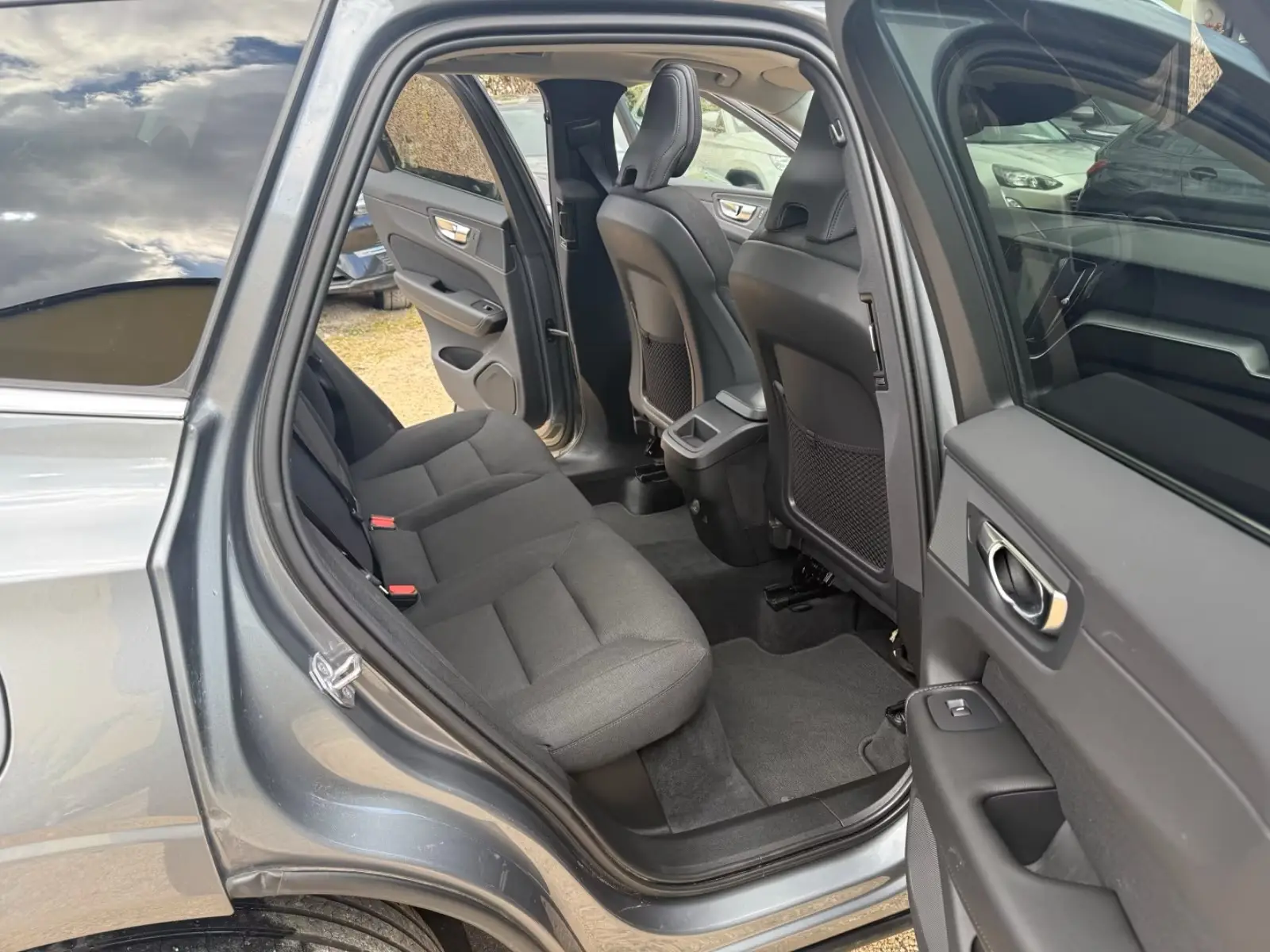 Volvo XC60 Momentum Pro – fotka 12