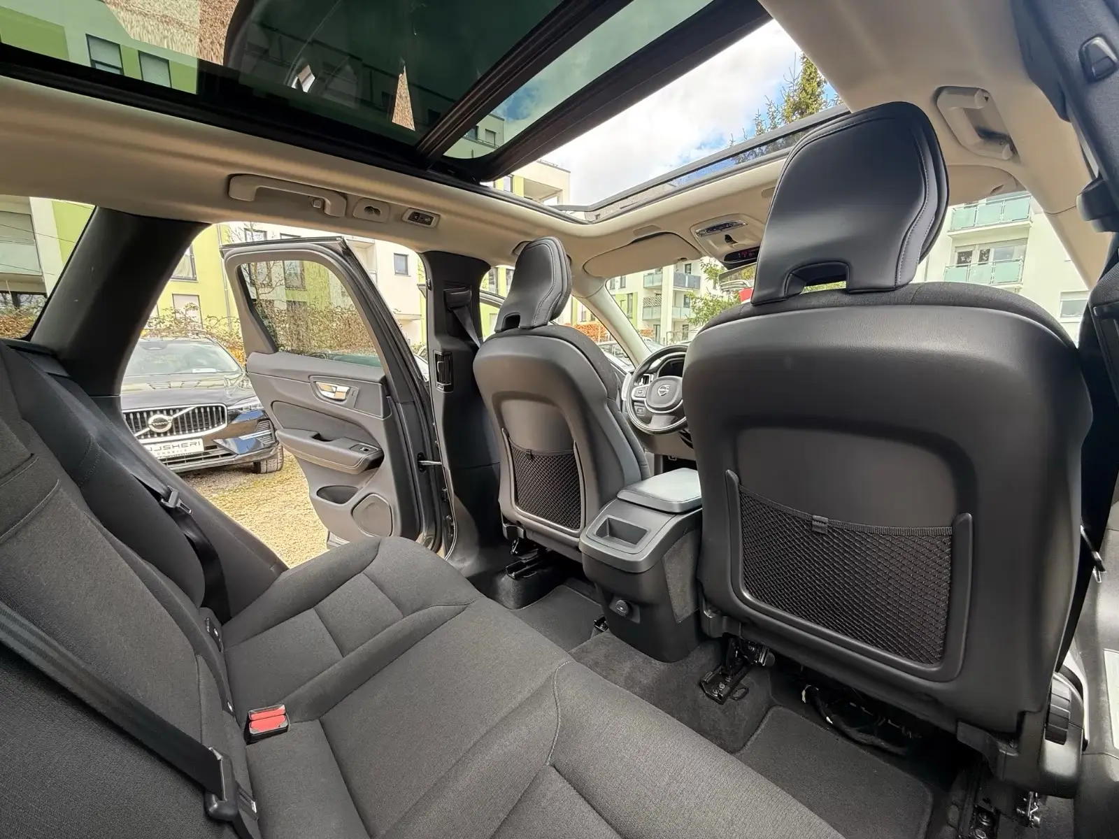 Volvo XC60 Momentum Pro – fotka 13