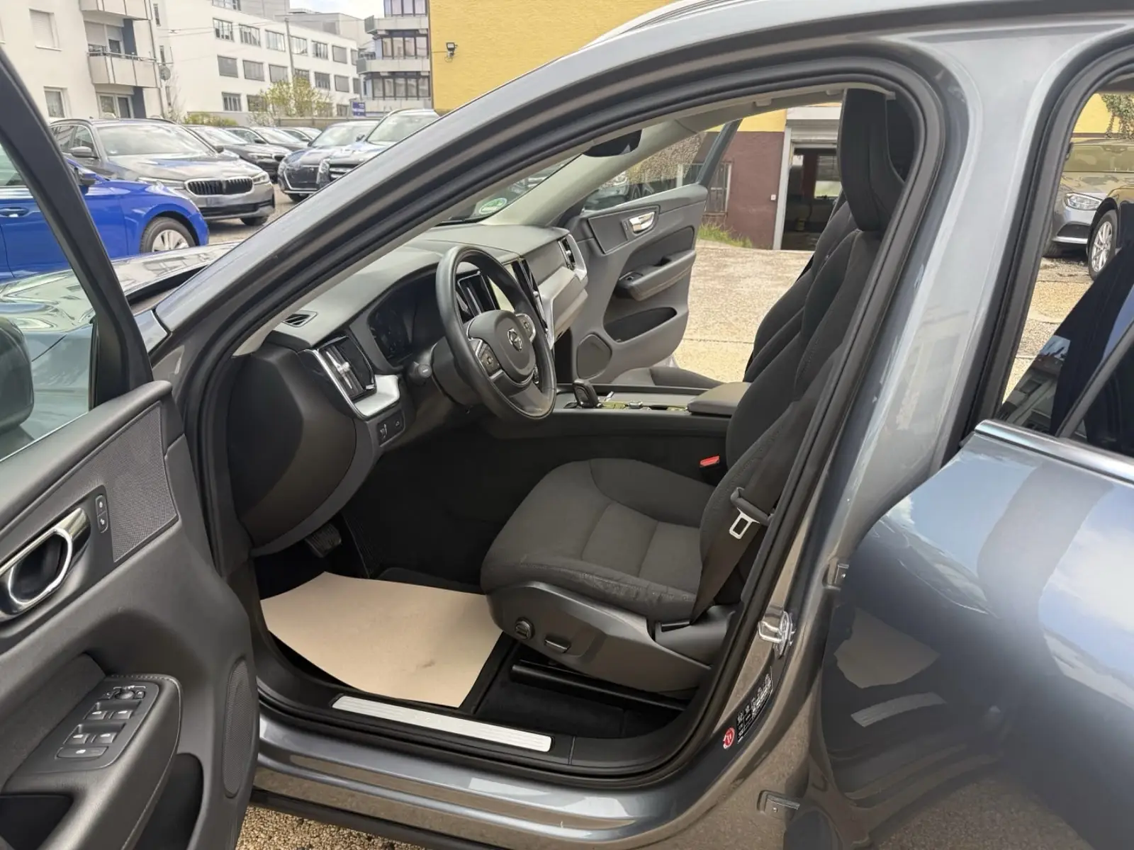 Volvo XC60 Momentum Pro – fotka 14