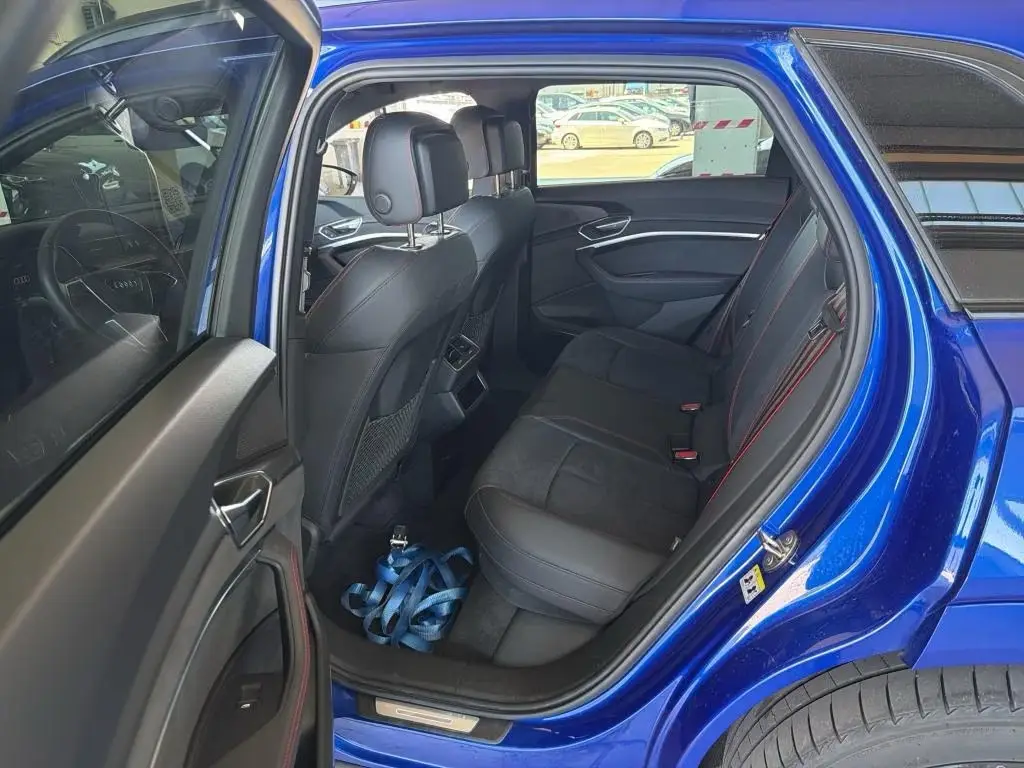 Audi Q8 E-TRON 50 2x S LINE – fotka 7