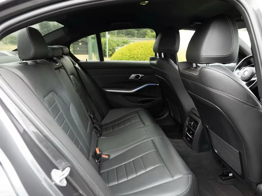 BMW 320i M-Sport – fotka 9