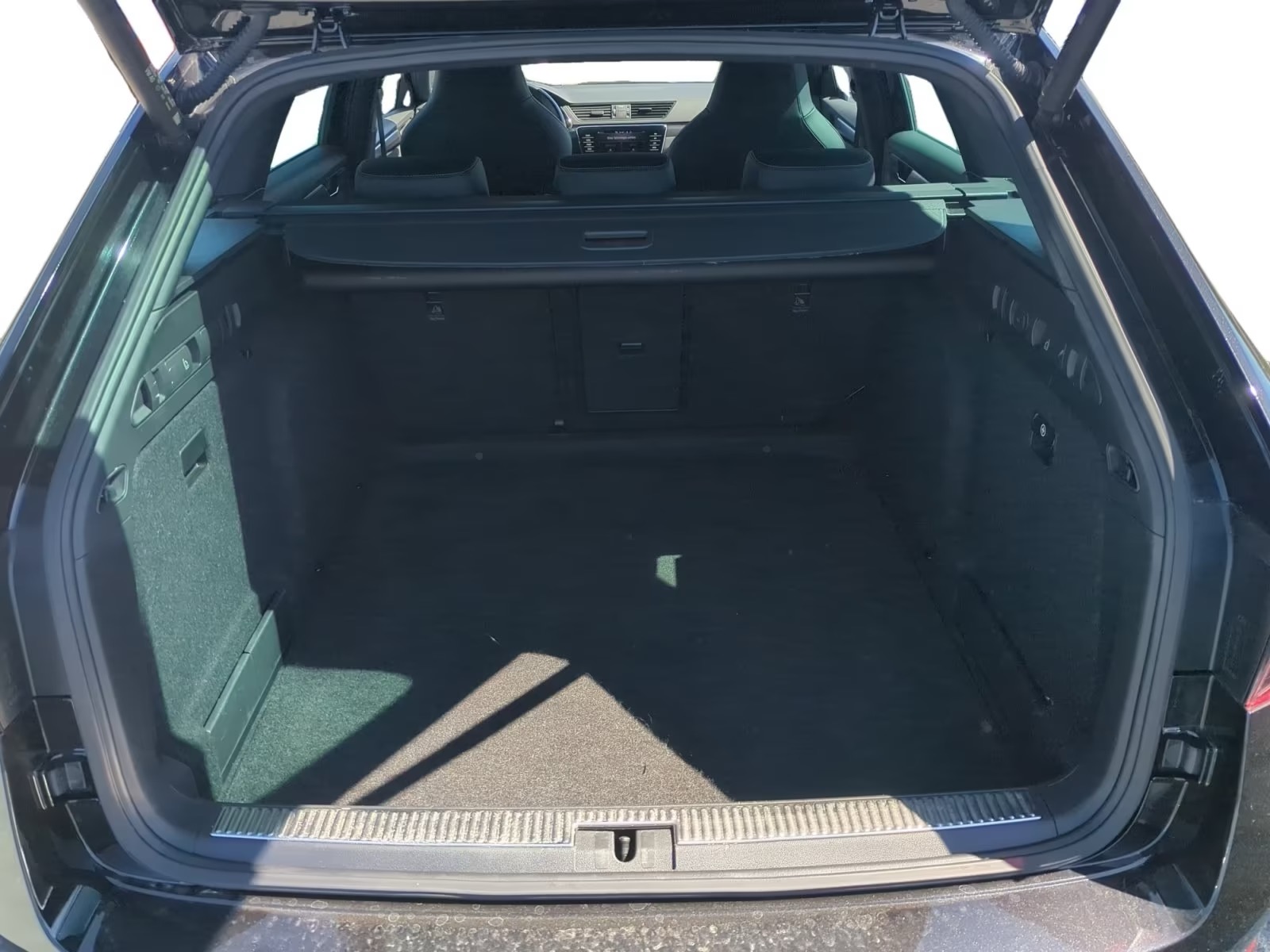 Skoda Superb Combi Sportline 2.0 TDI DSG – fotka 10