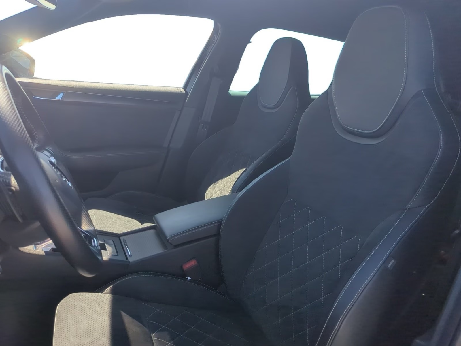 Skoda Superb Combi Sportline 2.0 TDI DSG – fotka 12