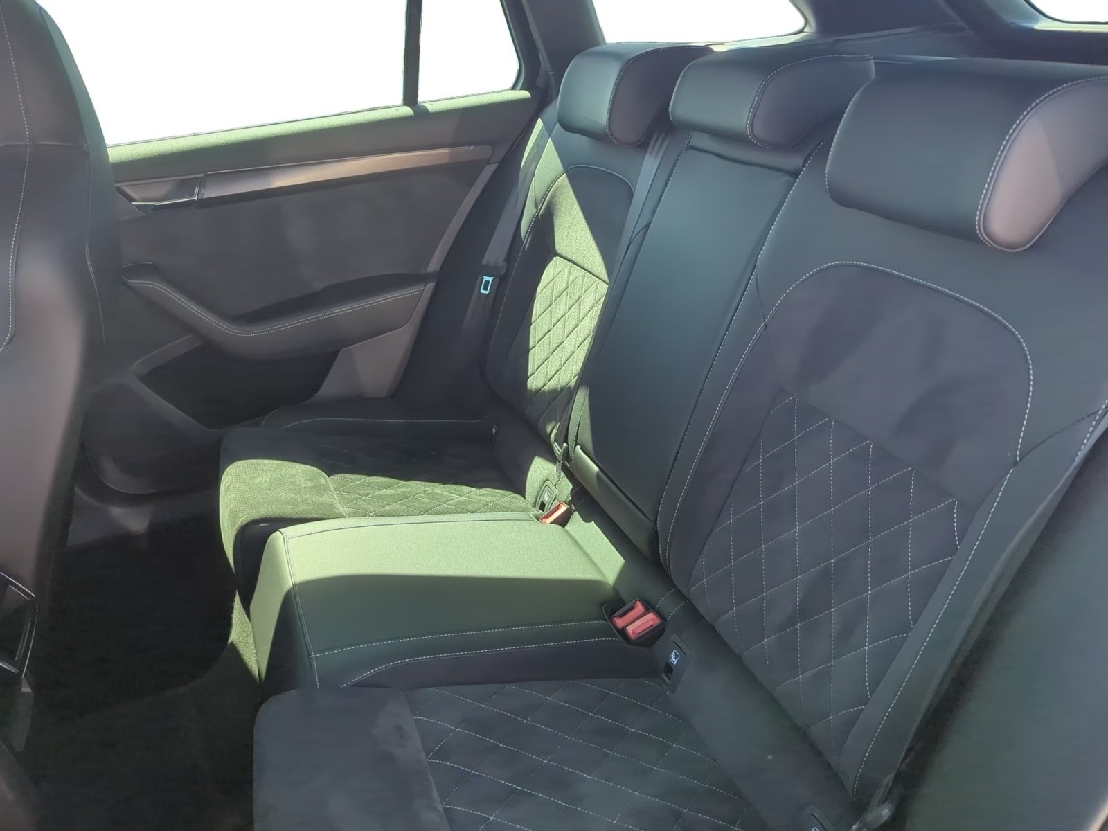 Skoda Superb Combi Sportline 2.0 TDI DSG – fotka 13