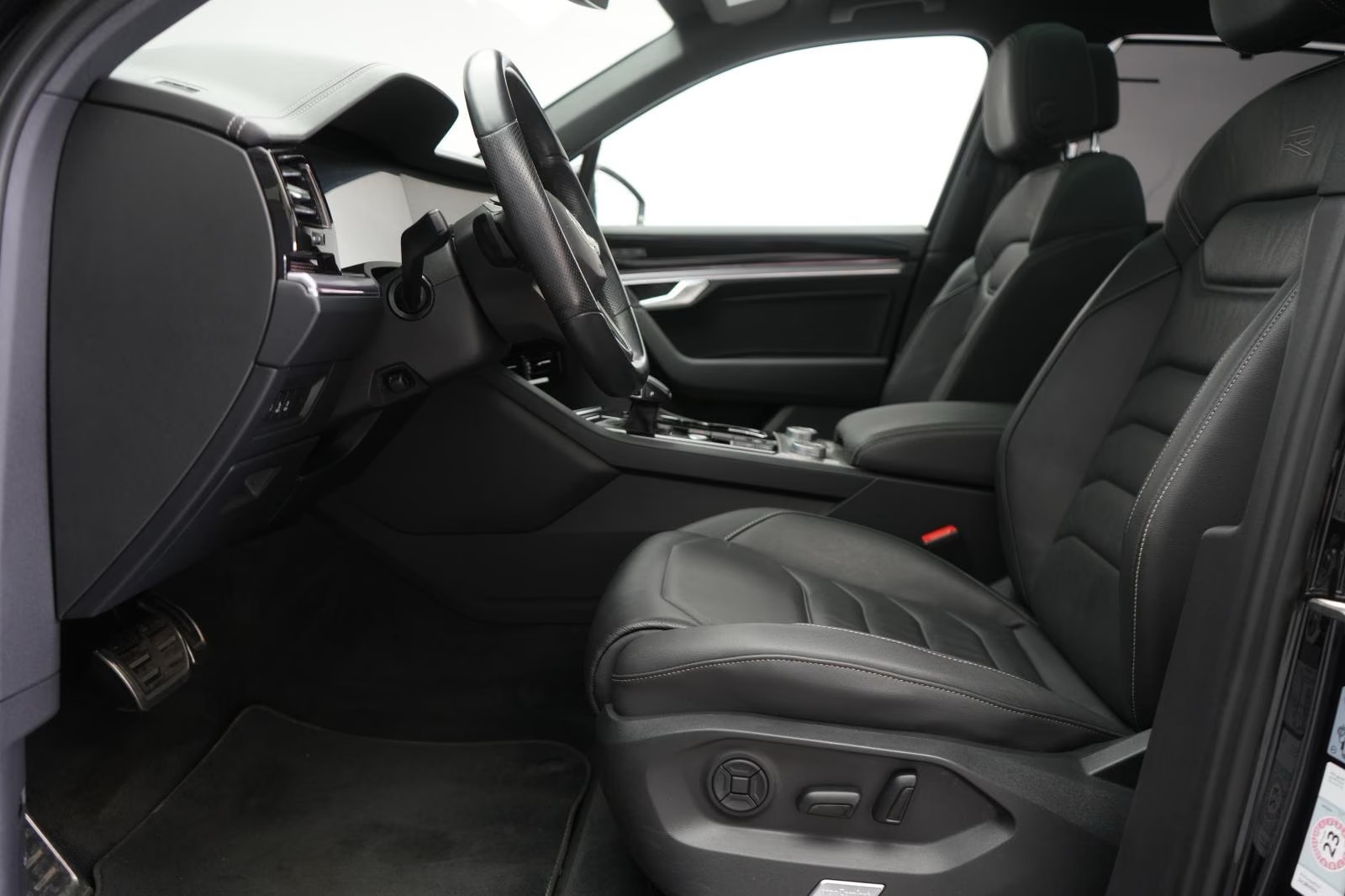 Volkswagen Touareg 3.0 V6 TDI 4Motion R-Line  – fotka 11