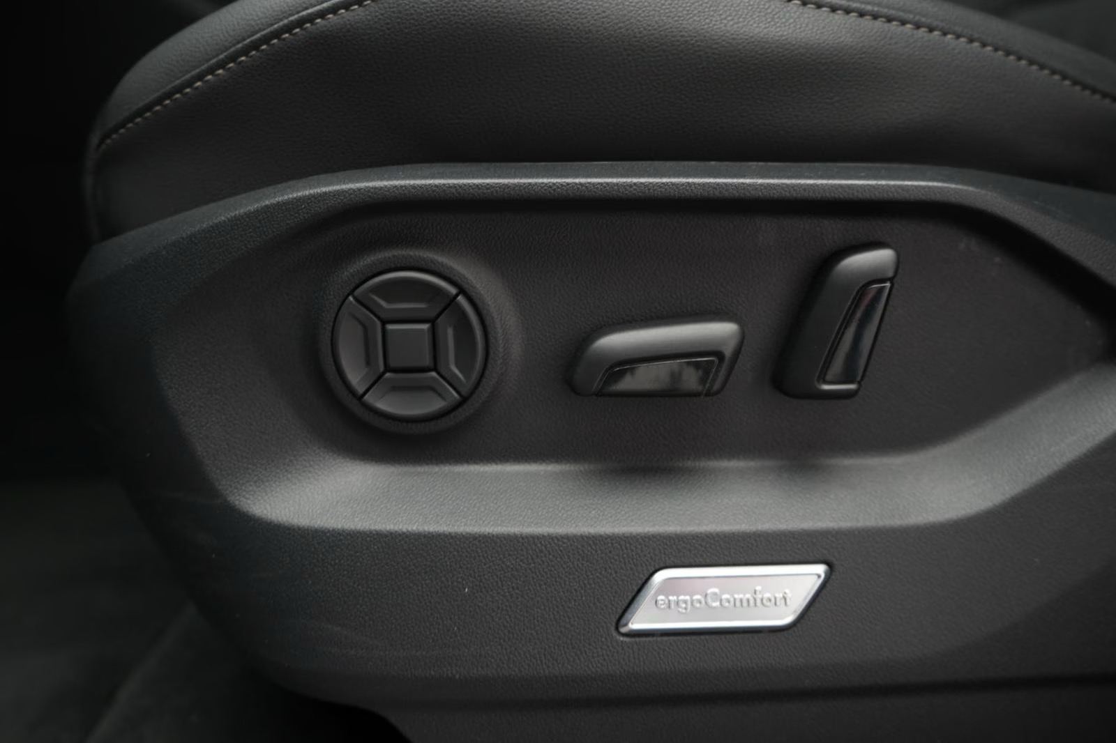 Volkswagen Touareg 3.0 V6 TDI 4Motion R-Line  – fotka 17