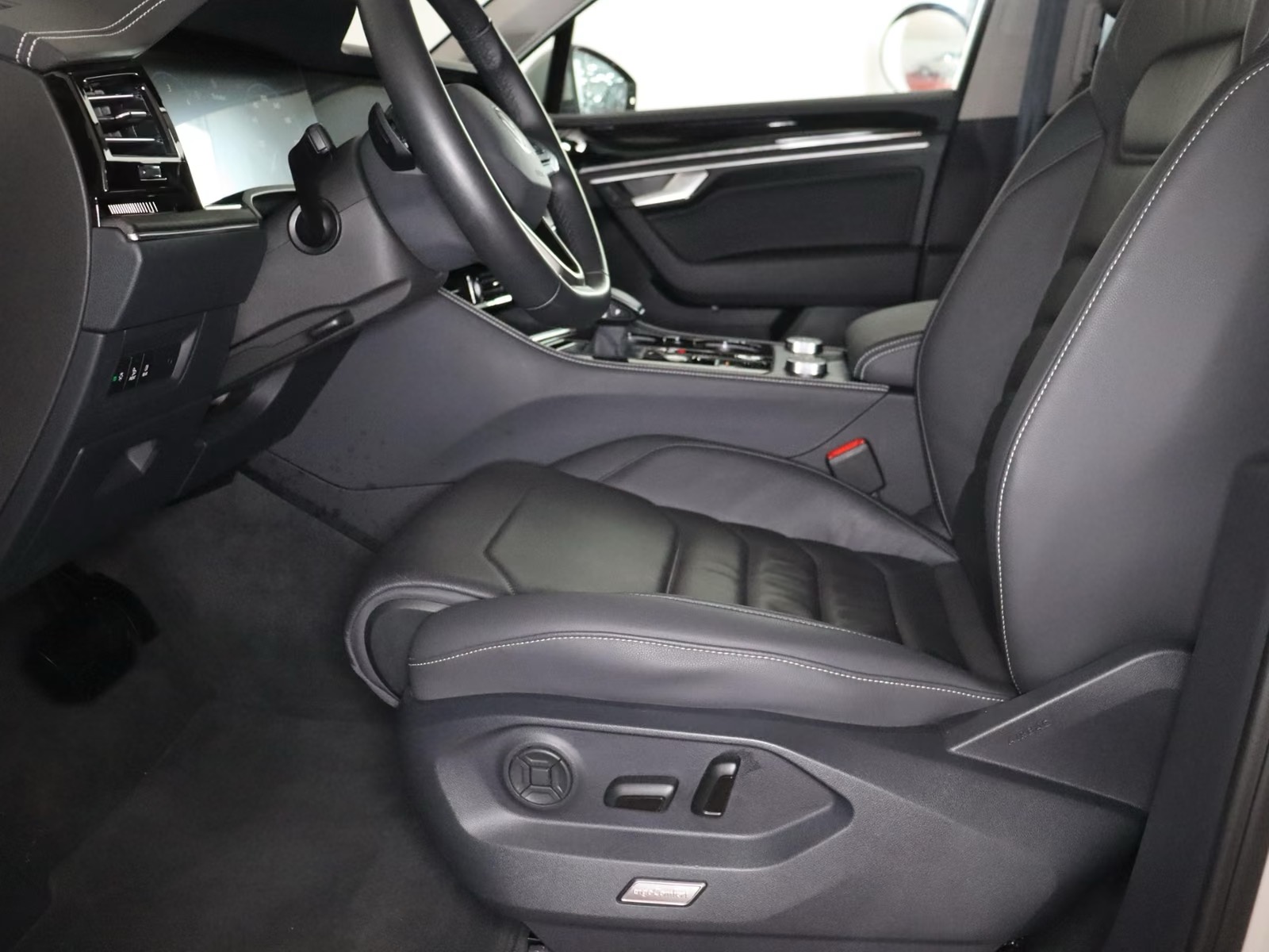 Volkswagen Touareg 3.0TDI – fotka 17