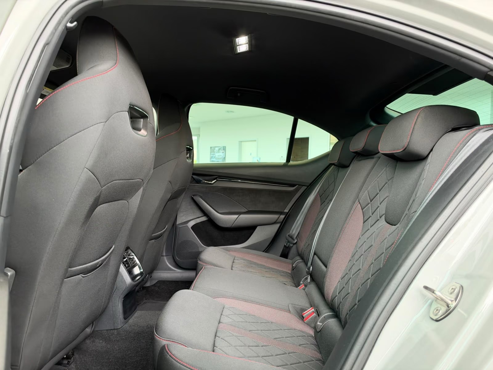 Skoda Octavia Lim. RS First 2.0TSI – fotka 17