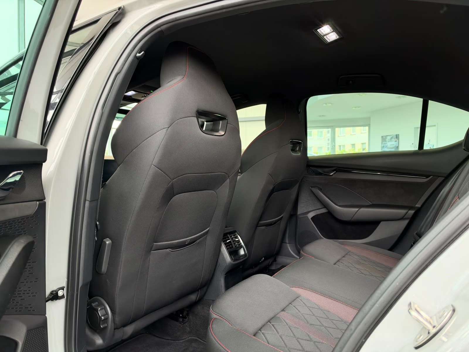 Skoda Octavia Lim. RS First 2.0TSI – fotka 18