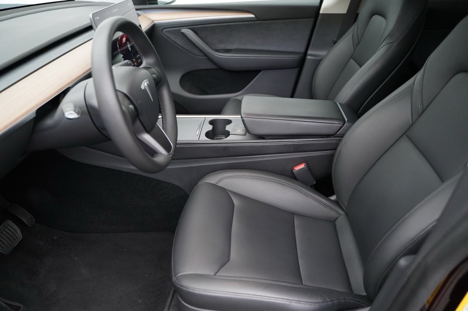Tesla Model Y Long Range AWD – fotka 11