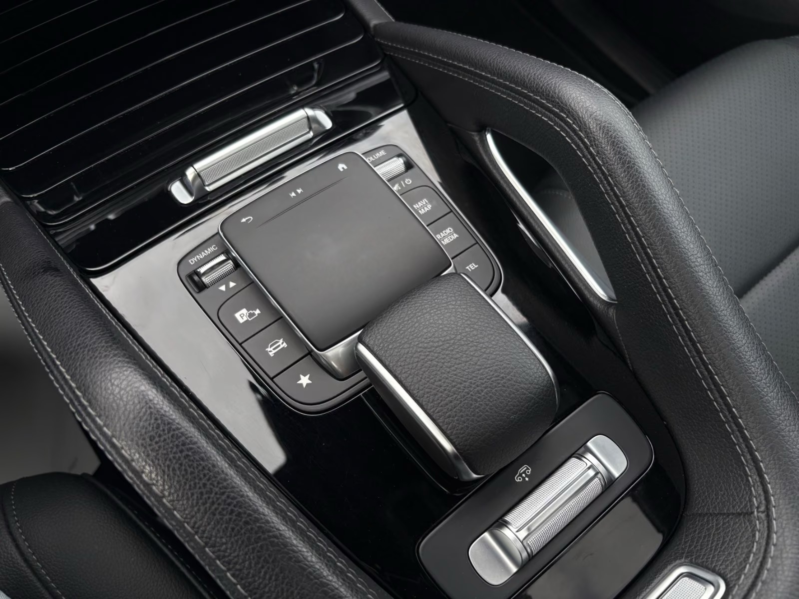 Mercedes-Benz GLE 300d +AMG Line – fotka 19