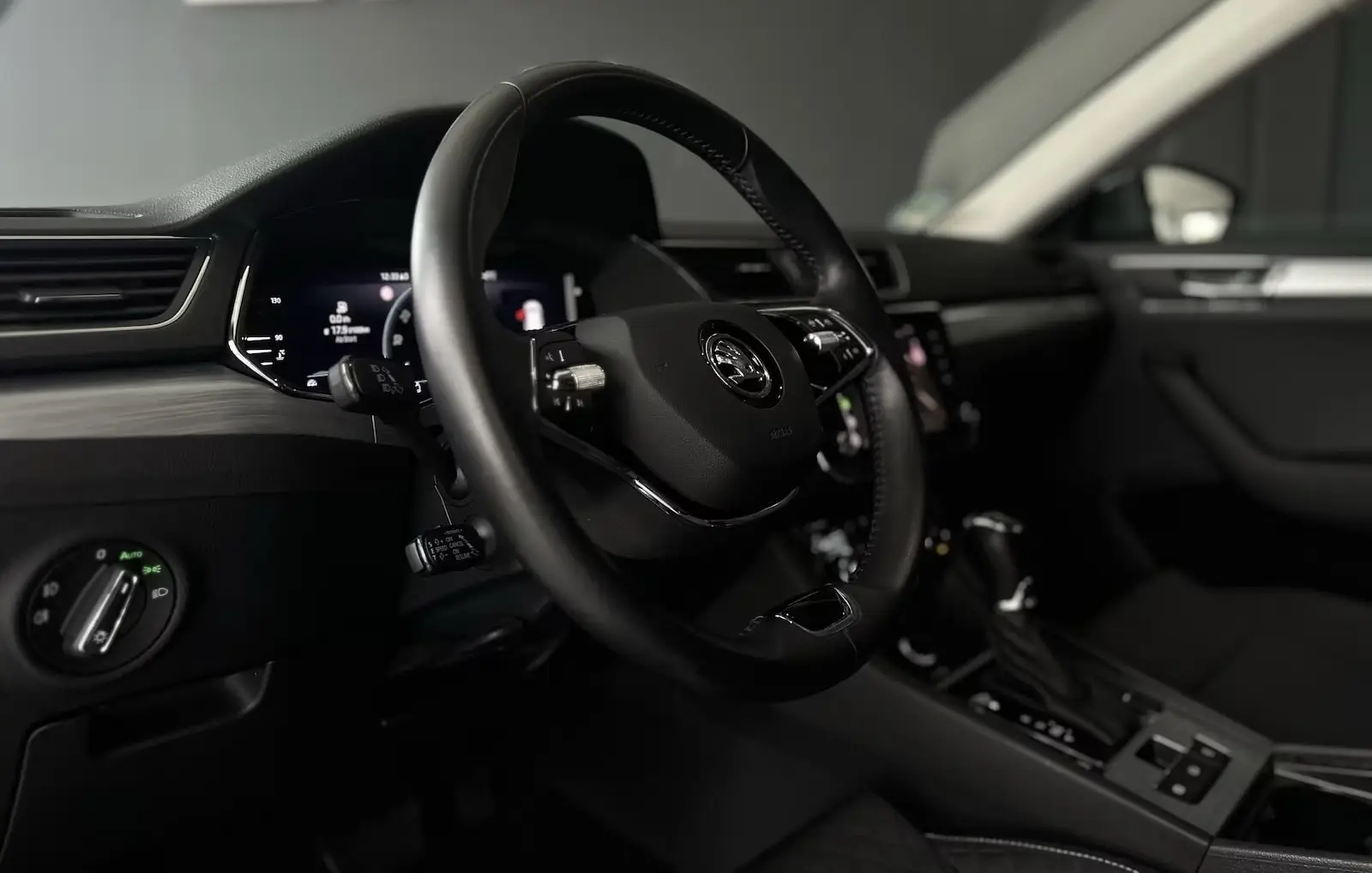 Skoda Superb 2.0 TDI Ambition*DSG* – fotka 8
