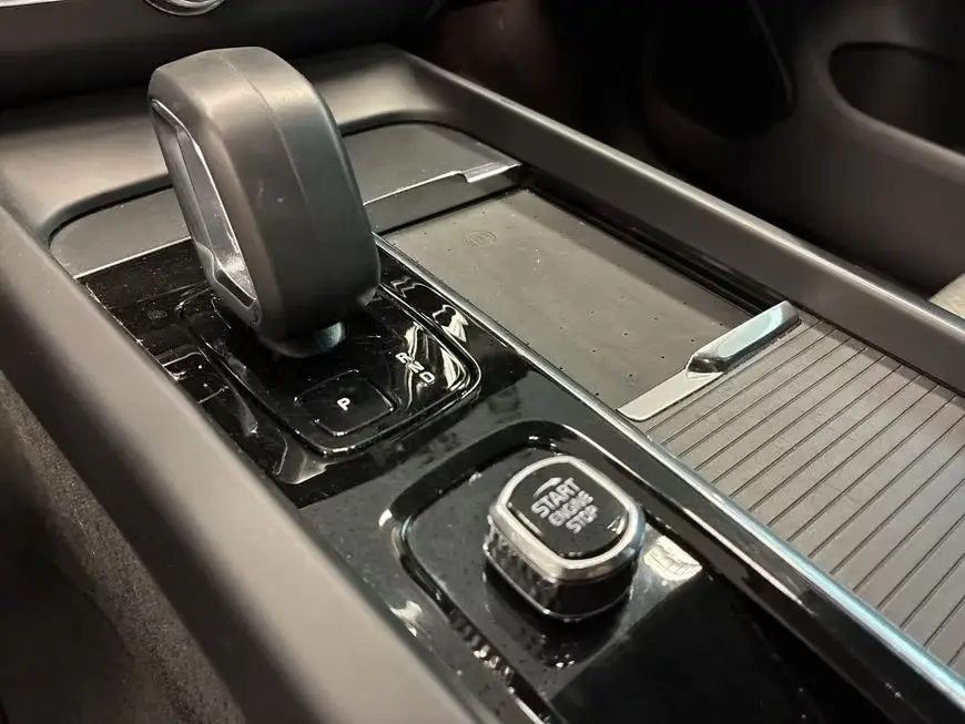 Volvo XC60 T6 AWD Recharge Core – fotka 11