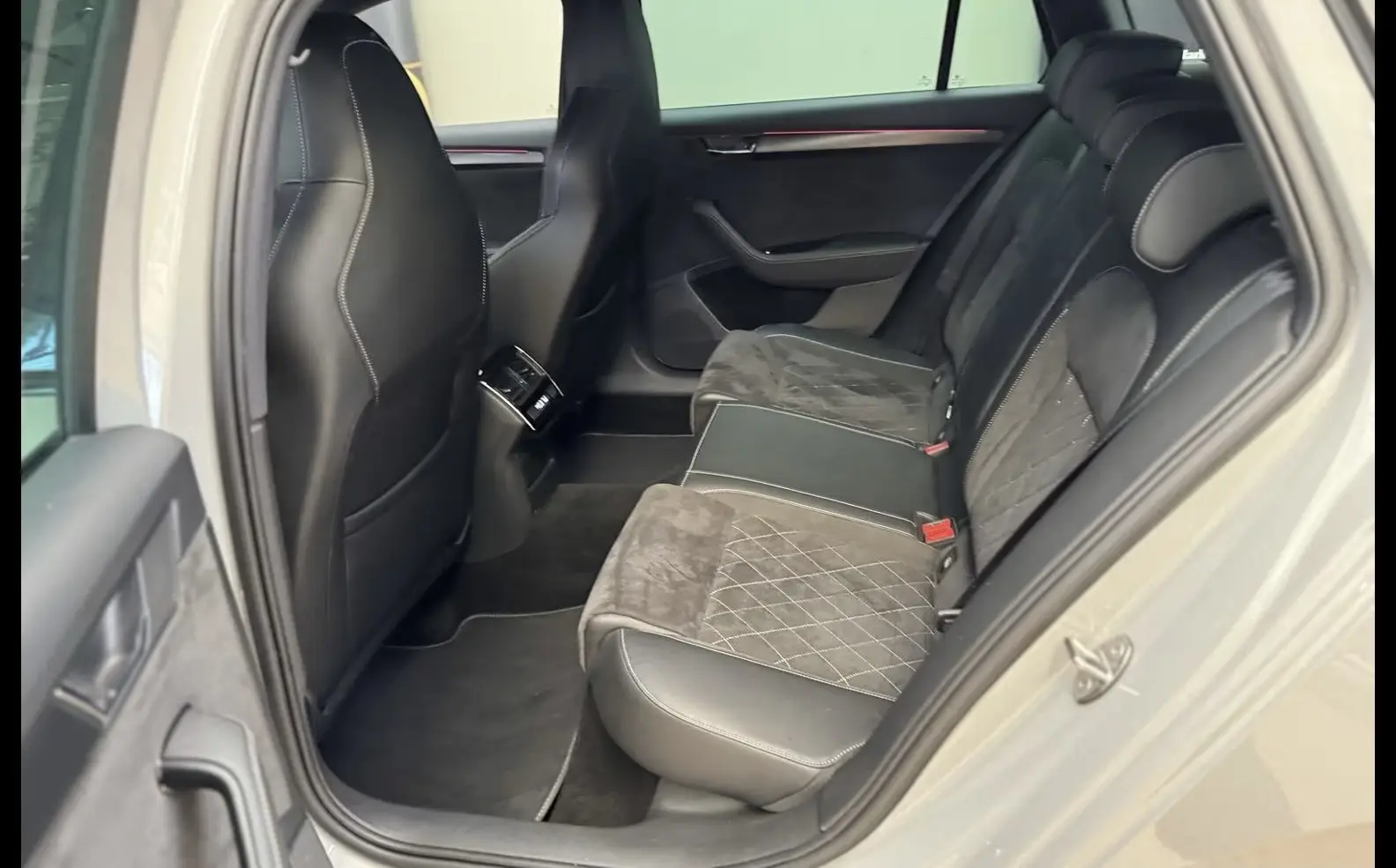 Skoda Superb Combi Sportline 2.0 TDI DSG – fotka 14