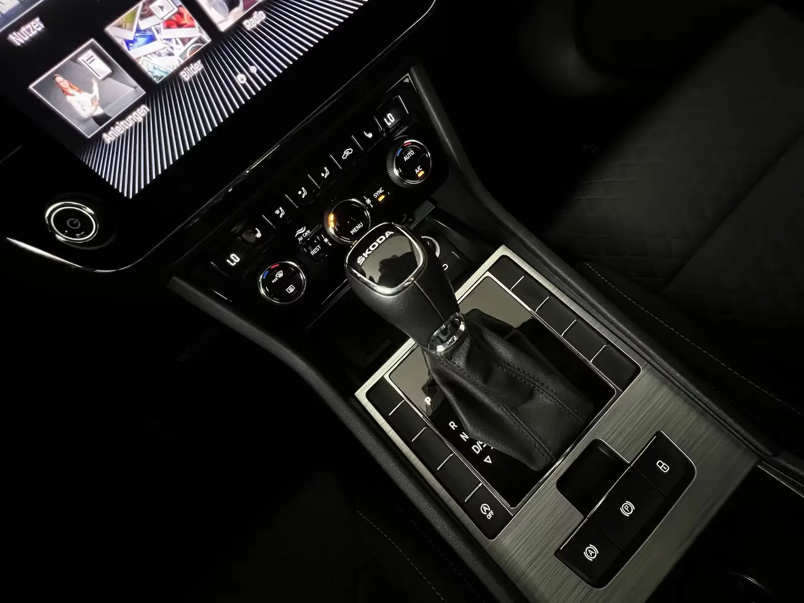 Skoda Superb 2.0 TDI Ambition*DSG* – fotka 12