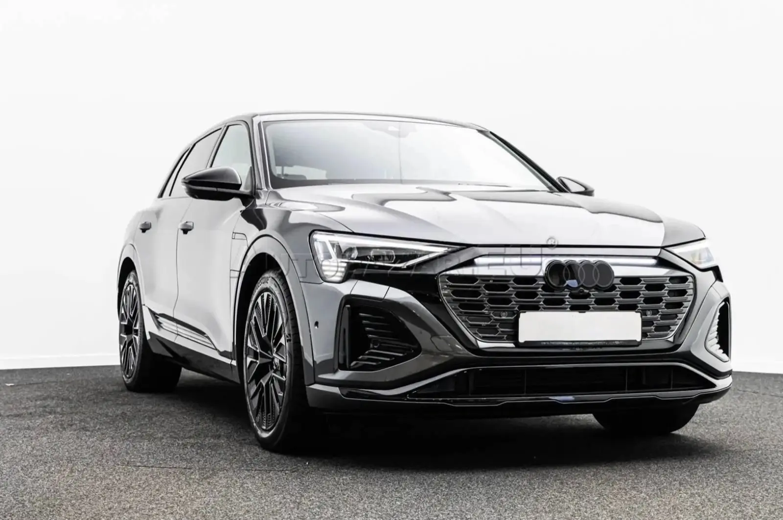 Audi Q8 E-Tron 55 2x S- Line – fotka 1