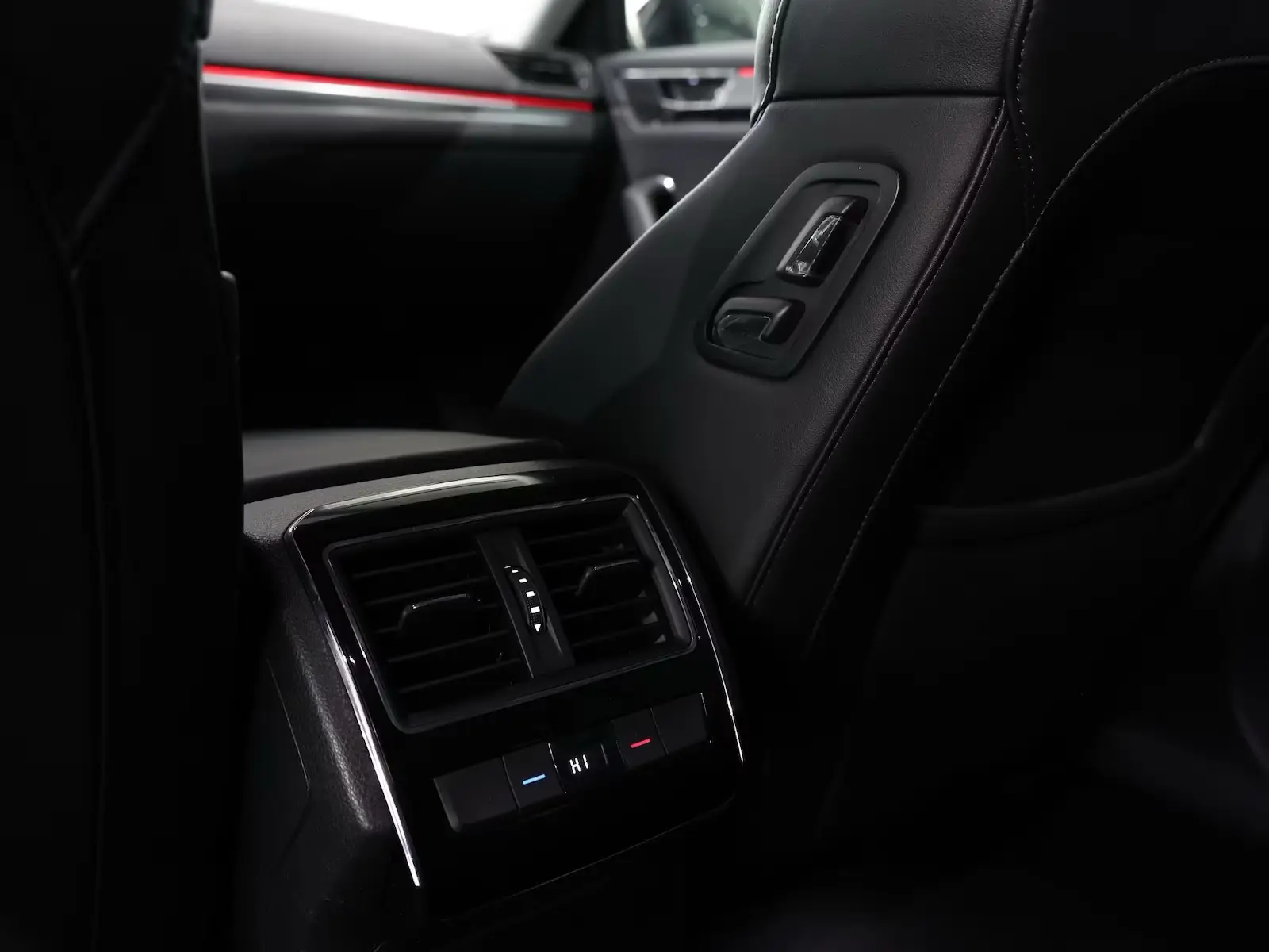 Skoda Superb Combi 2.0 TDI DSG PREMIUM-EDITION  – fotka 16