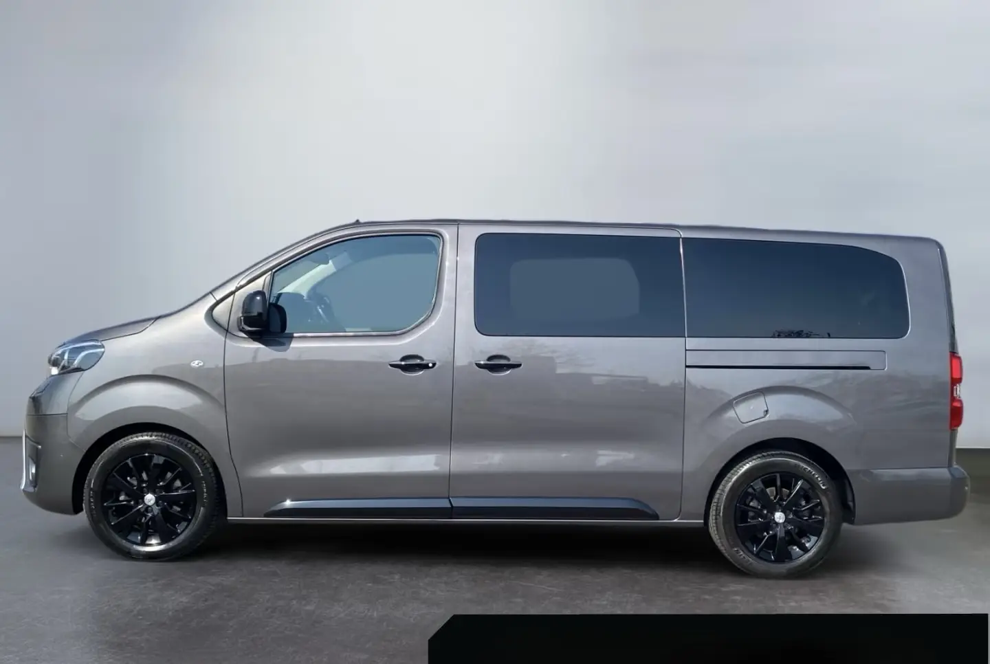 Toyota Proace 2,0l-D L2 Verso Executive *Black Edition* – fotka 4