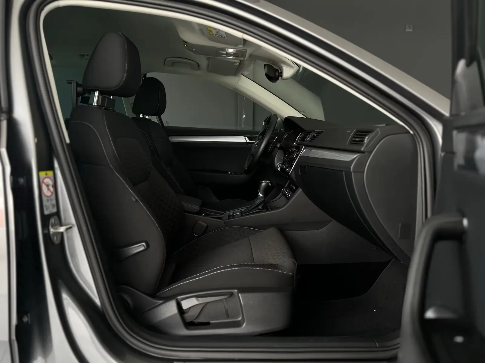 Skoda Superb 2.0 TDI Ambition*DSG* – fotka 14