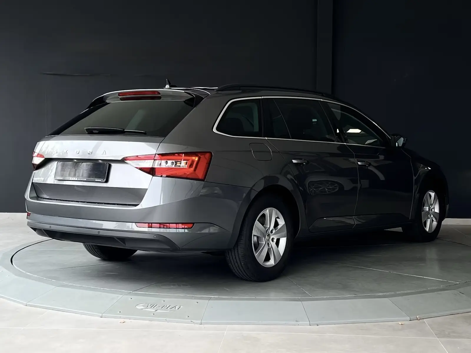 Skoda Superb 2.0 TDI Ambition*DSG* – fotka 4