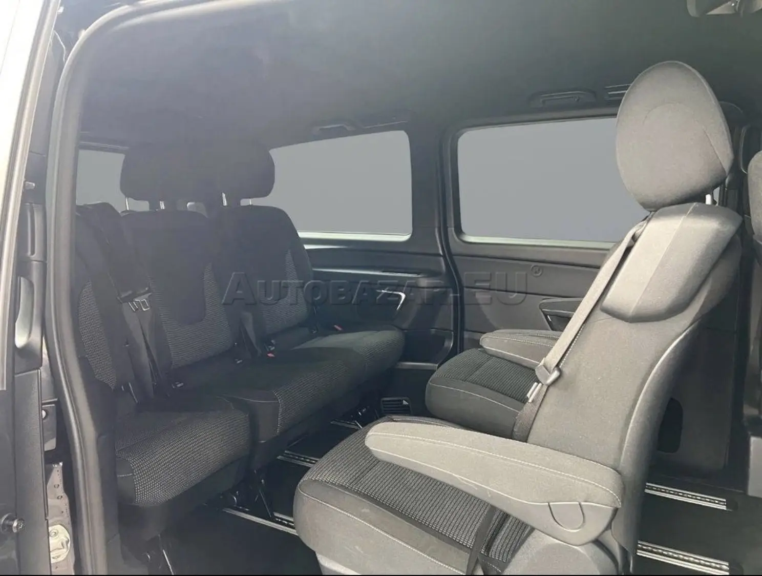 Mercedes-Benz V trieda V300 d lang A/T 4MATIC – fotka 4