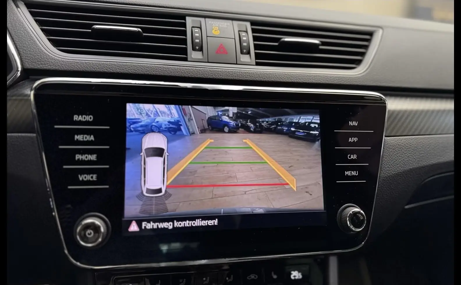 Skoda Superb Combi Sportline 2.0 TDI DSG – fotka 22