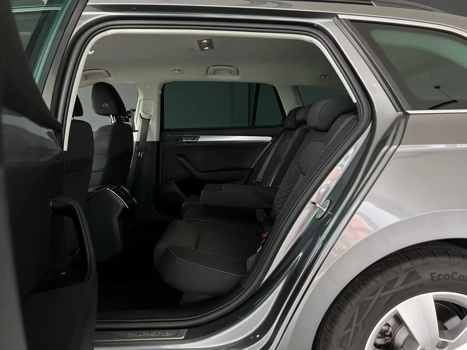 Skoda Superb 2.0 TDI Ambition*DSG* – fotka 18