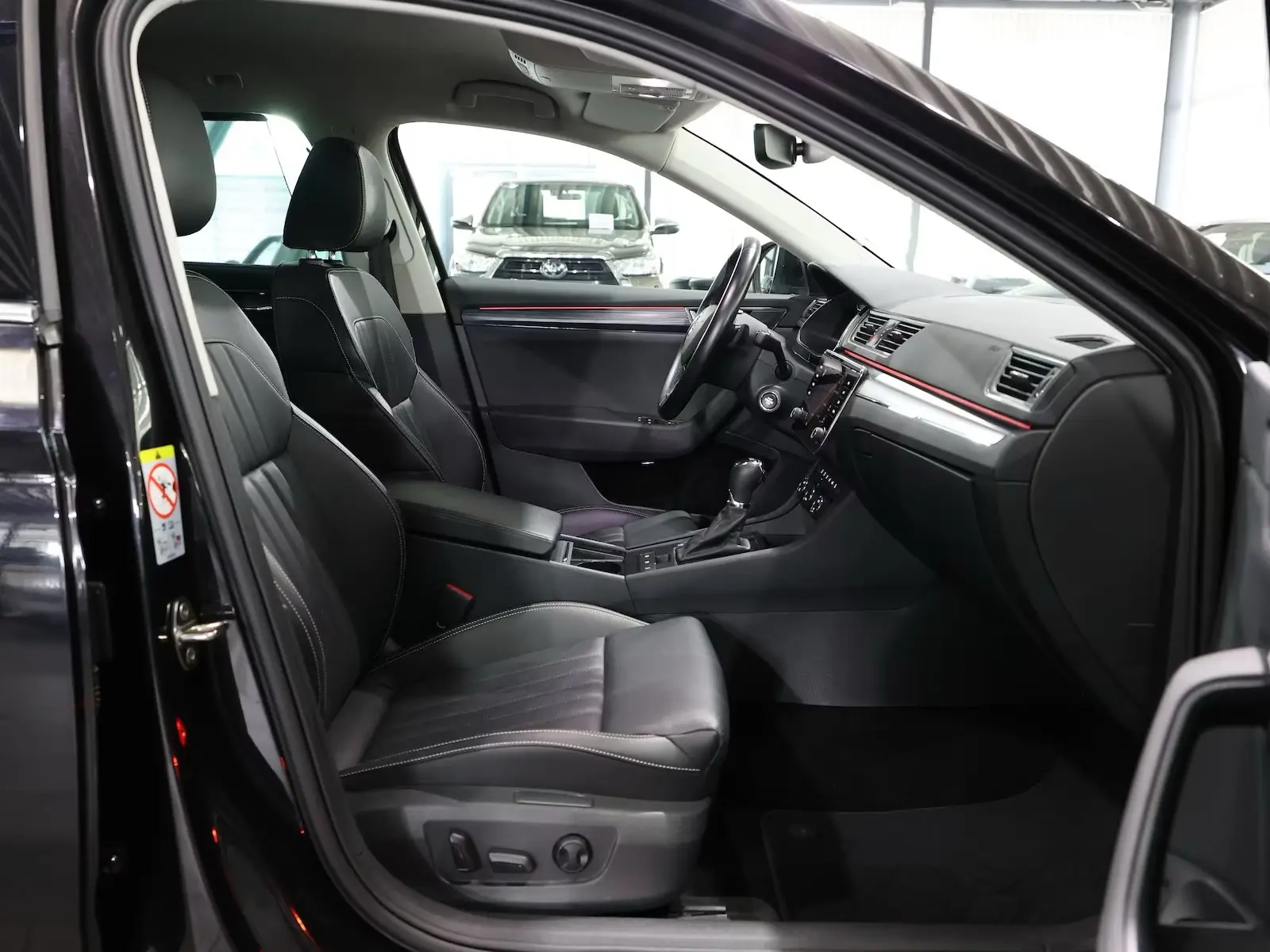 Skoda Superb Combi 2.0 TDI DSG PREMIUM-EDITION  – fotka 14