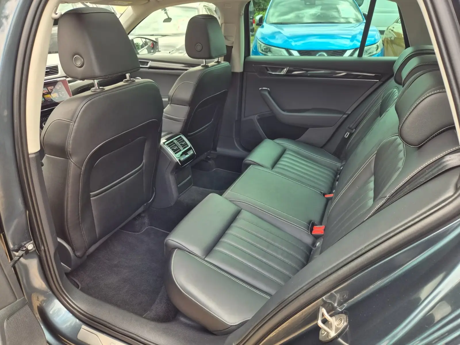 Skoda Superb Combi L&K 2,0 TDI 147KW – fotka 19