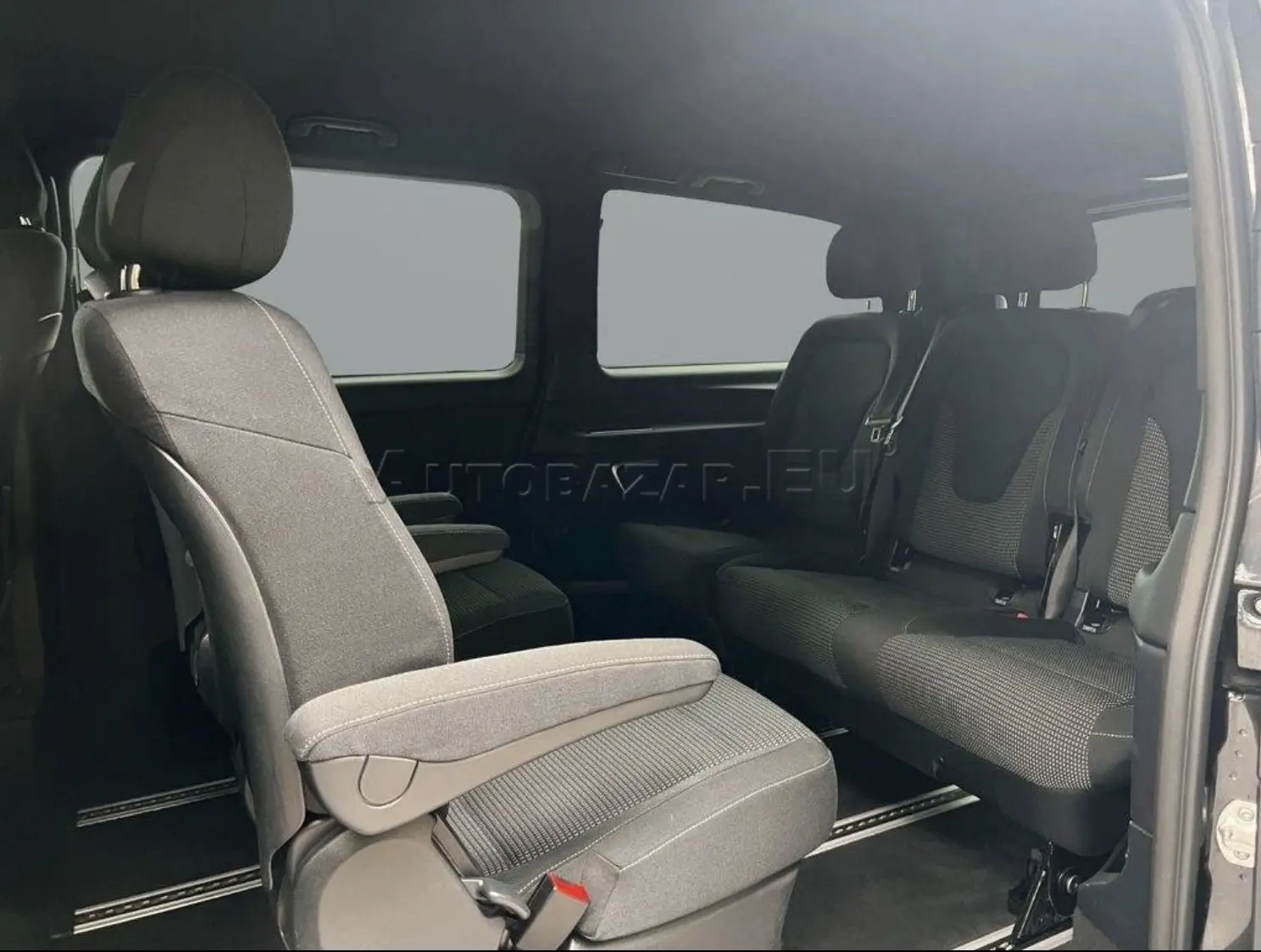 Mercedes-Benz V trieda V300 d lang A/T 4MATIC – fotka 5
