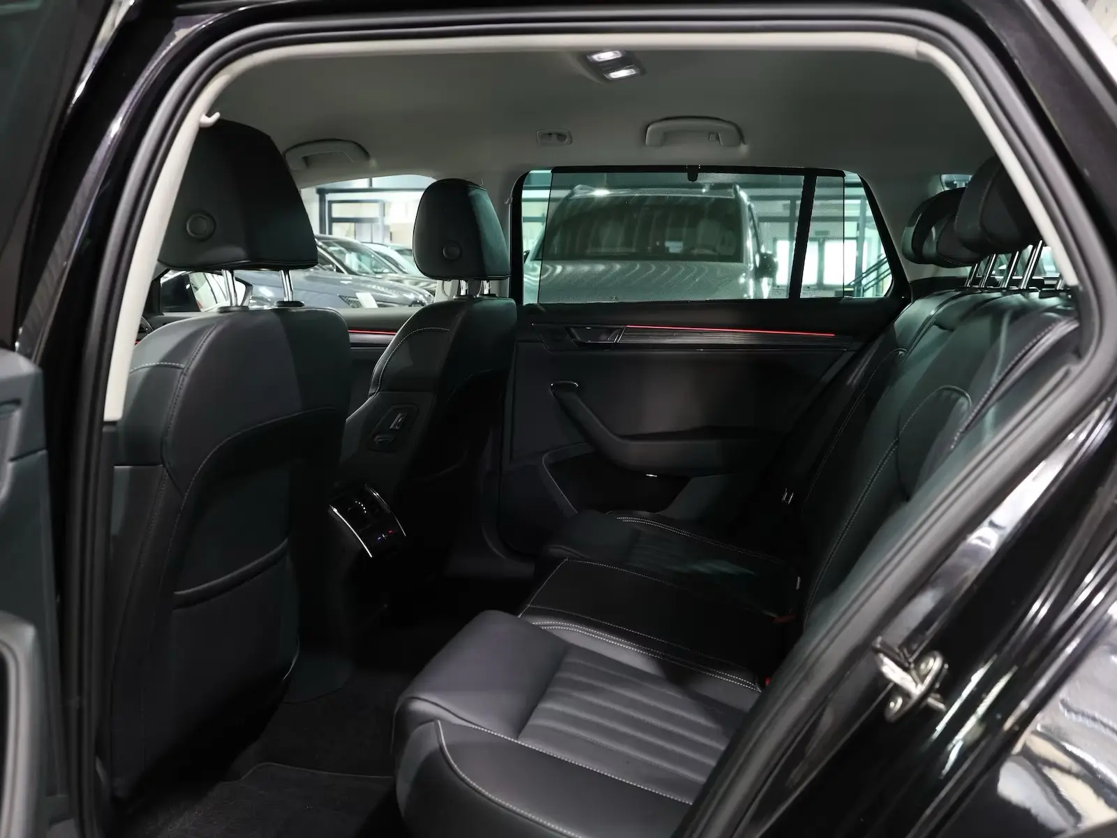 Skoda Superb Combi 2.0 TDI DSG PREMIUM-EDITION  – fotka 18