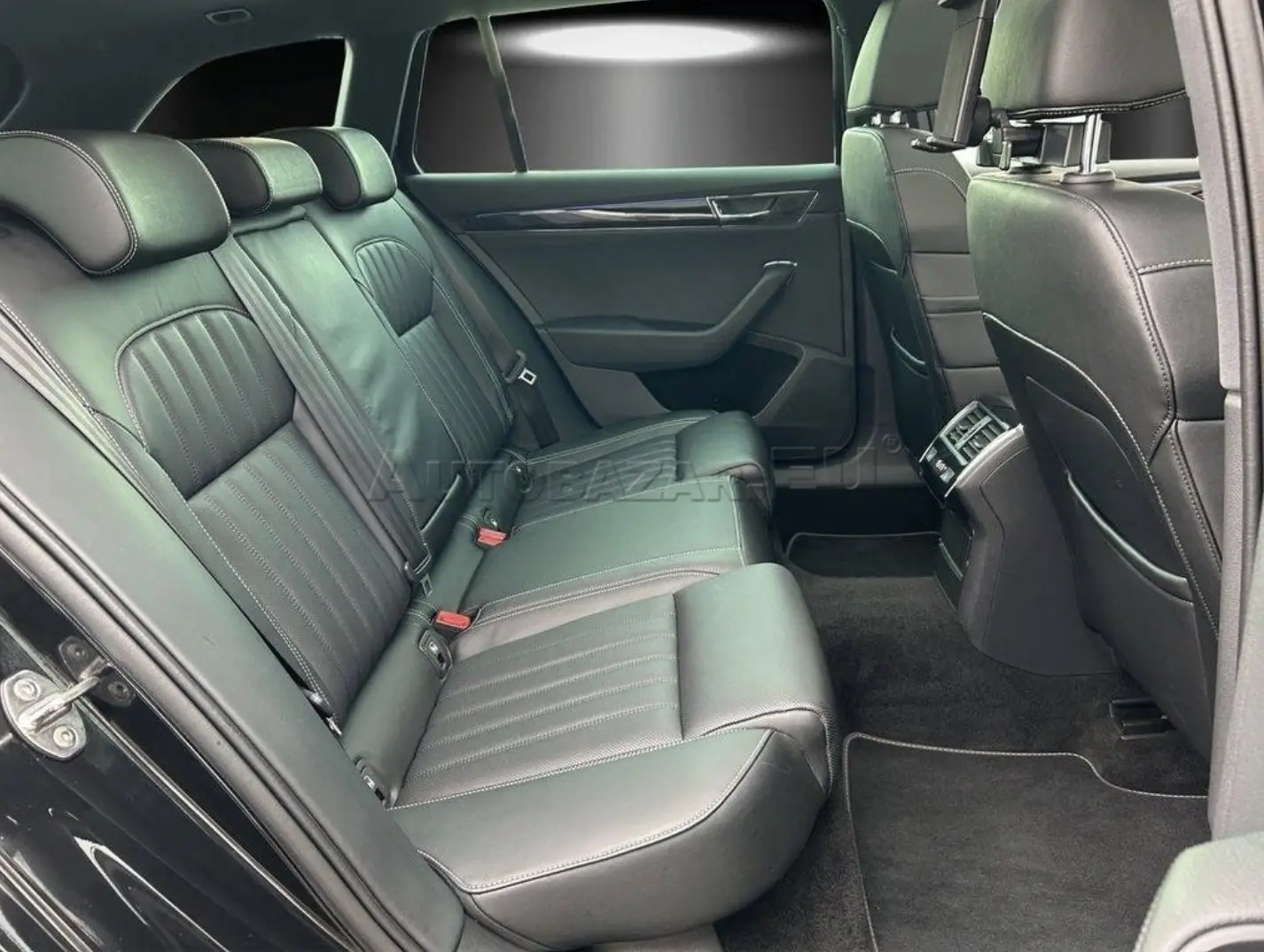 Škoda Superb Combi 2.0 TDI SCR L&K DSG – fotka 3