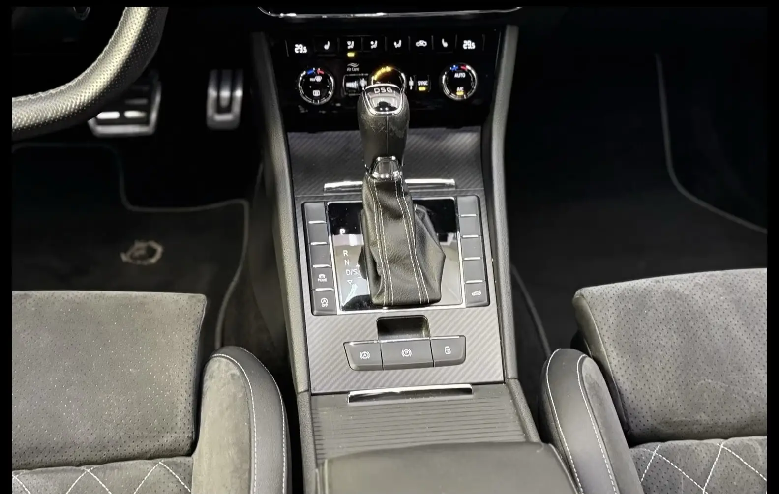 Skoda Superb Combi Sportline 2.0 TDI DSG – fotka 15