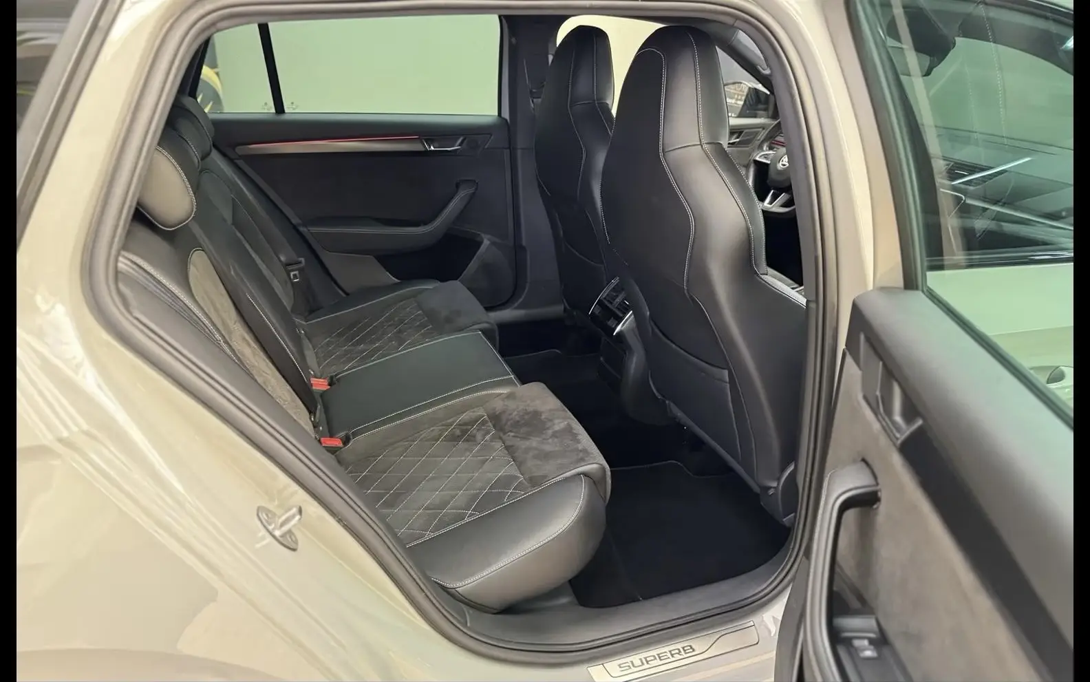 Skoda Superb Combi Sportline 2.0 TDI DSG – fotka 17