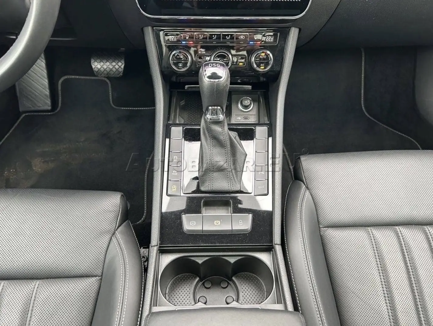 Škoda Superb Combi 2.0 TDI SCR L&K DSG – fotka 6
