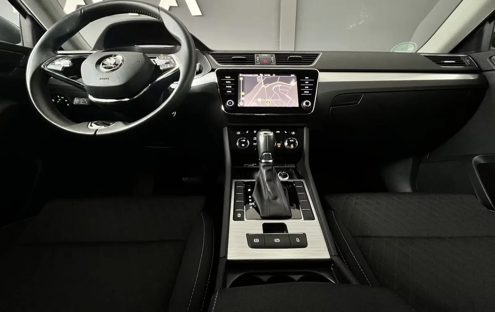 Skoda Superb 2.0 TDI Ambition*DSG* – fotka 7
