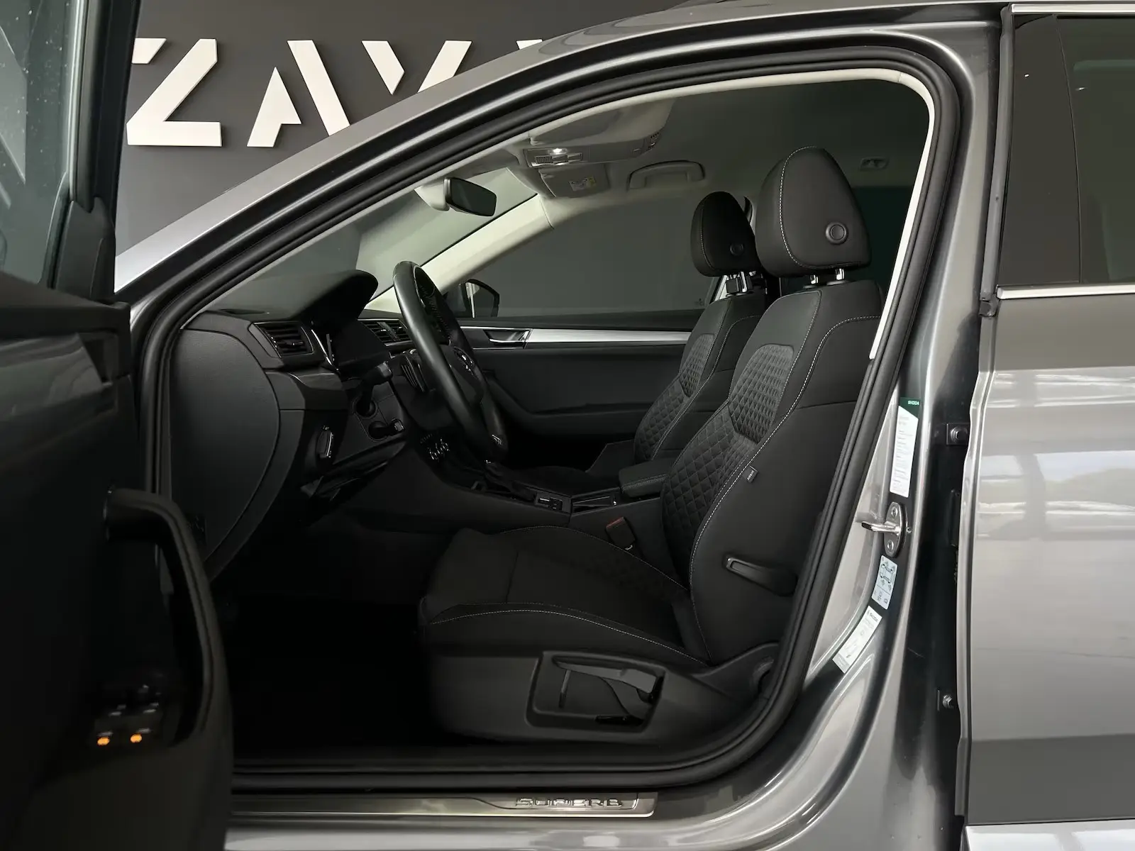 Skoda Superb 2.0 TDI Ambition*DSG* – fotka 9