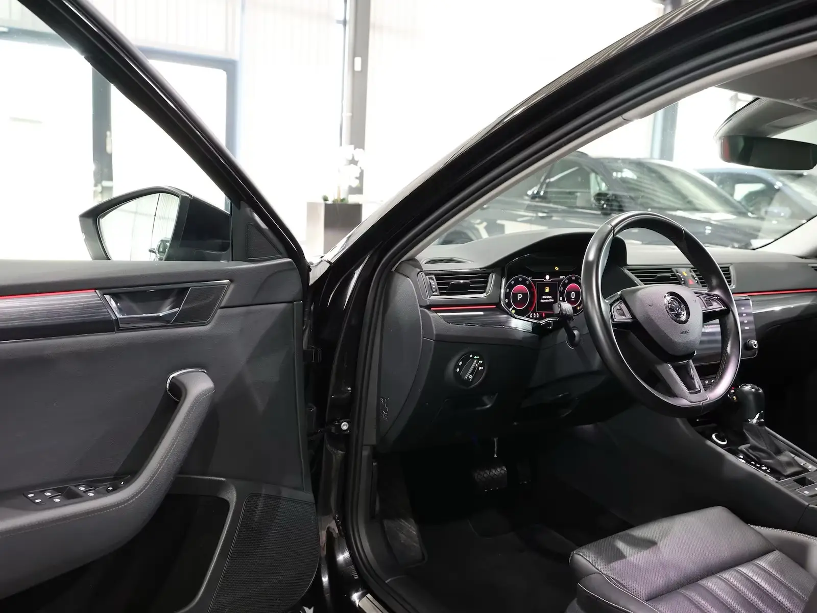 Skoda Superb Combi 2.0 TDI DSG PREMIUM-EDITION  – fotka 17